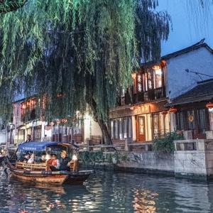 营口一小孩被悬挂滑雪场缆车外